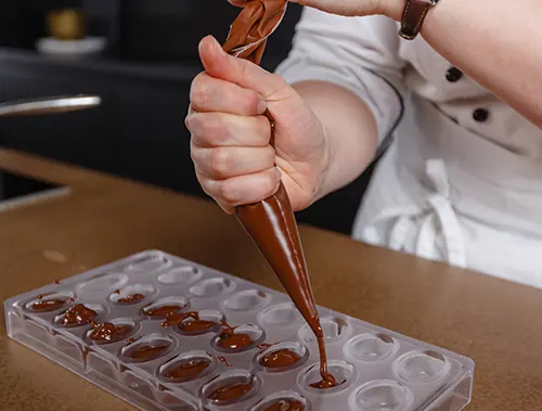 LE MOULAGE DU CHOCOLAT